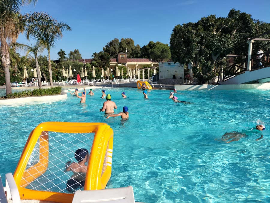 Pallanuoto in piscina