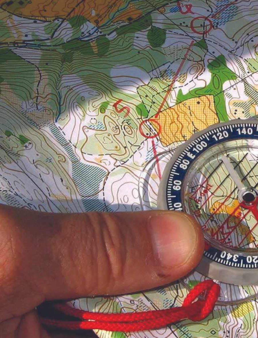 La lettura della mappa con la bussola durante l'orienteering